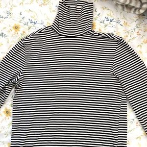 FOREVER 21 BLACK & WHITE TURTLENECK